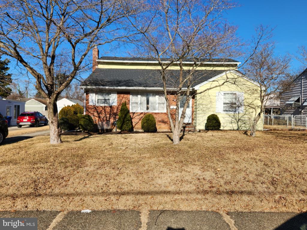 view of front of home featuring a front yard