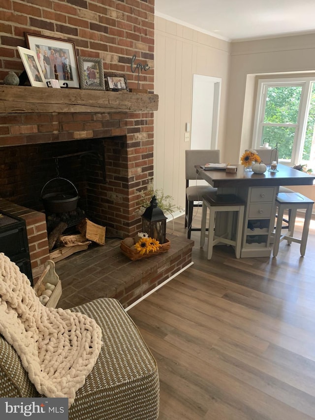 living room featuring hardwood / wood-style flooring and ornamental molding