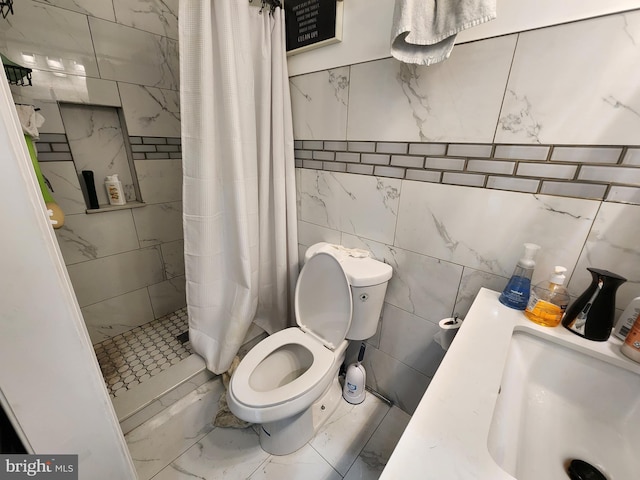 bathroom featuring a shower with curtain, toilet, sink, and tile walls