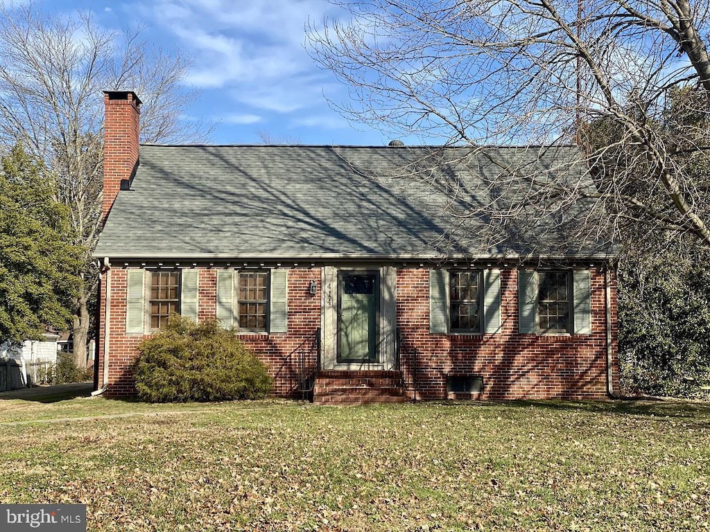 view of front of property with a front yard