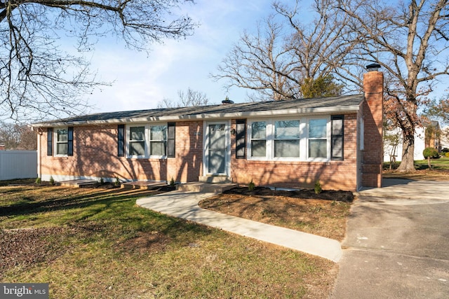 single story home featuring a front lawn