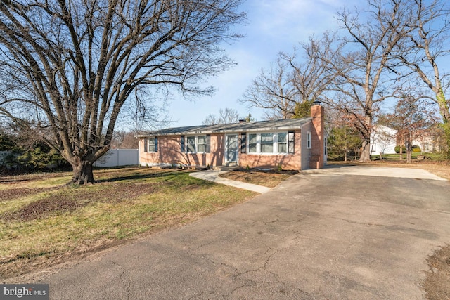 single story home with a front yard