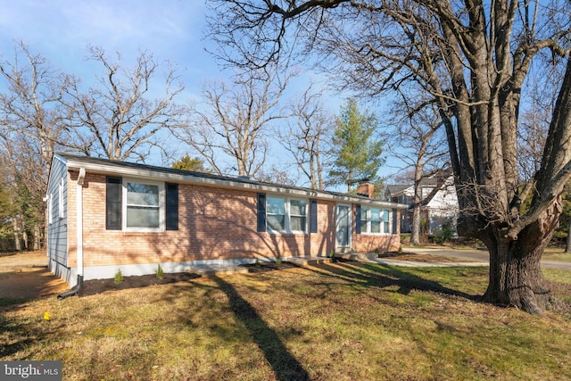 single story home featuring a front yard