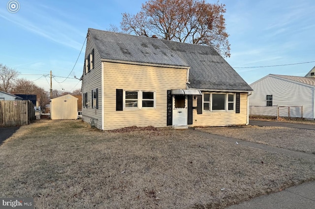 view of front facade with a front yard