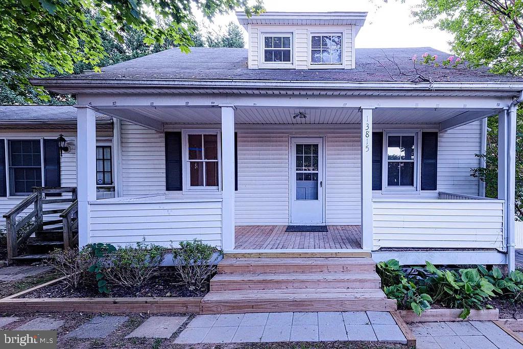 view of front of house featuring a porch