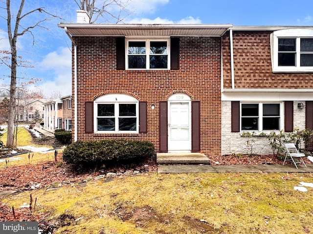 view of front of house featuring a front lawn