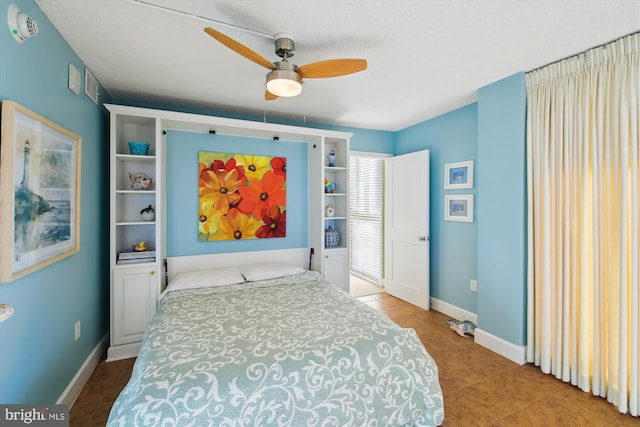 bedroom featuring ceiling fan and a textured ceiling