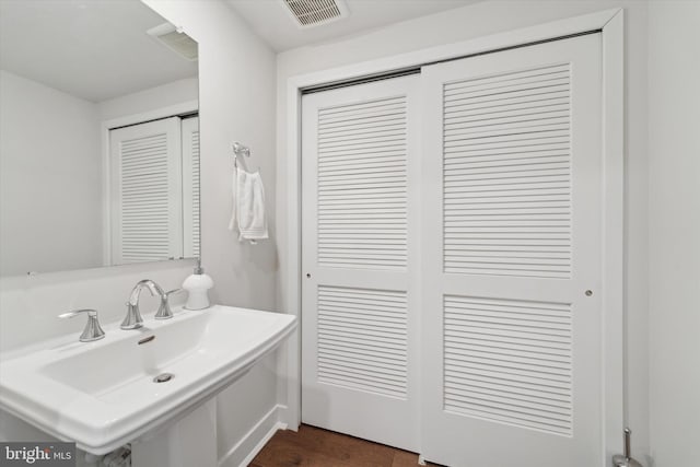 bathroom featuring sink