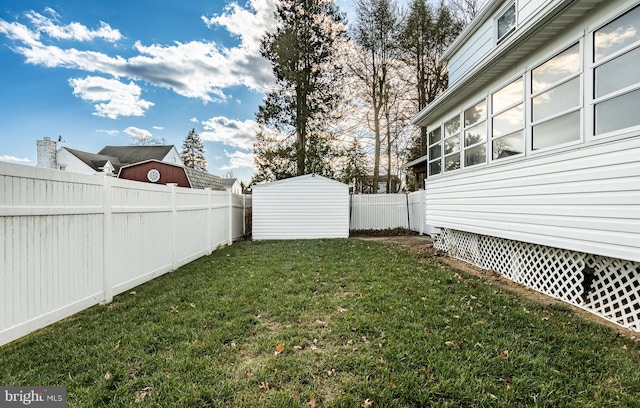 view of yard with a storage unit