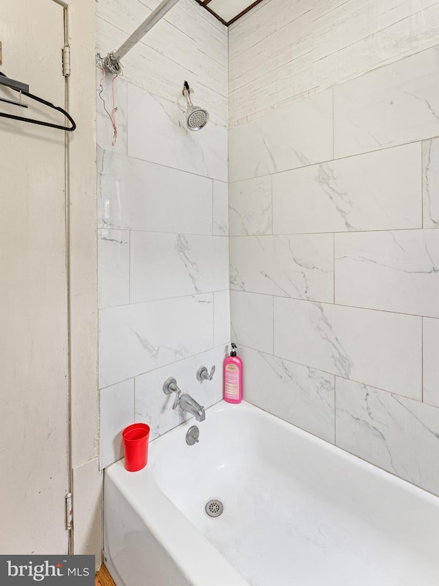 bathroom featuring tiled shower / bath combo