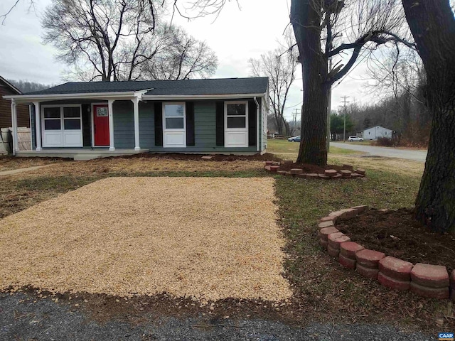 single story home with a front yard