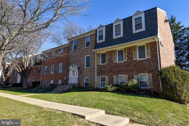 view of front of house featuring a front lawn