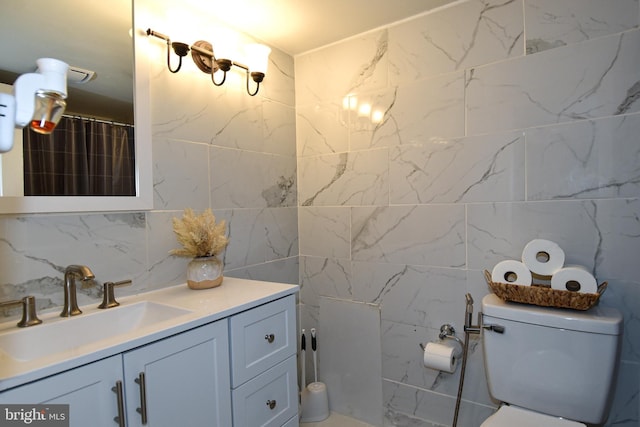 bathroom featuring a shower with curtain, vanity, and toilet