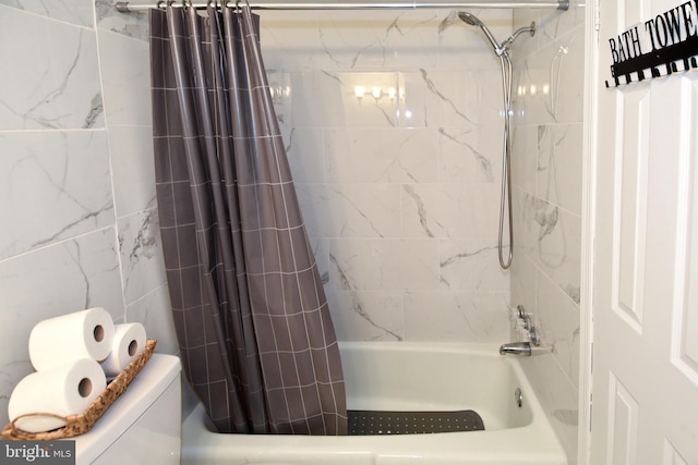 bathroom featuring shower / bath combo