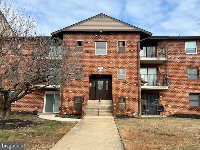 view of front facade with a front lawn