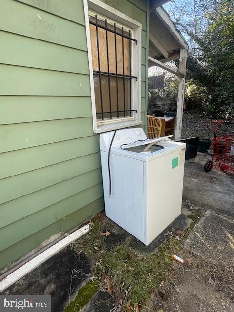 details with washer / clothes dryer