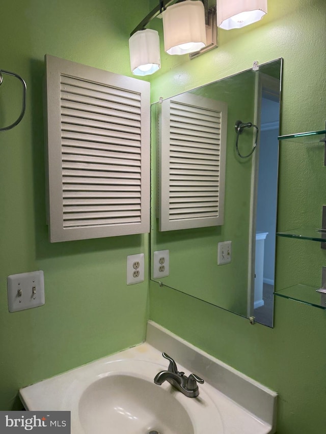 bathroom featuring sink