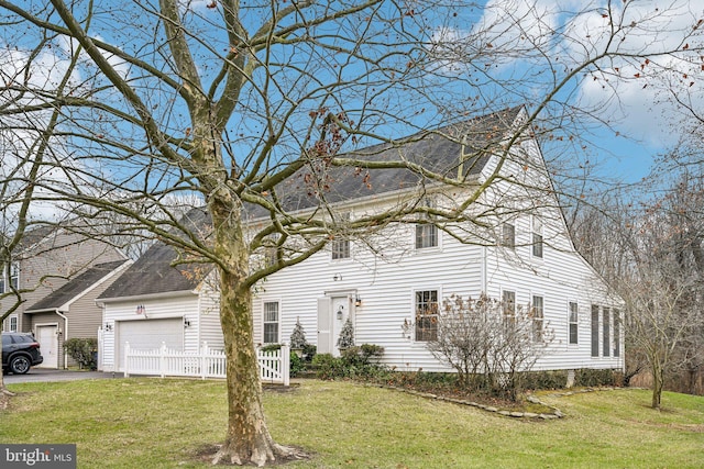 view of front of home featuring a front yard and a garage