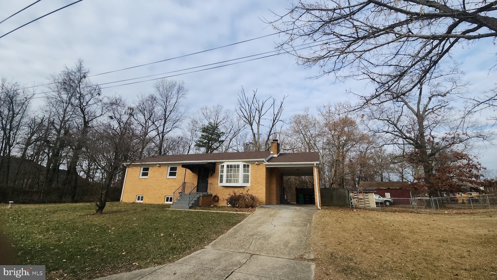 view of front of house with a carport and a front yard