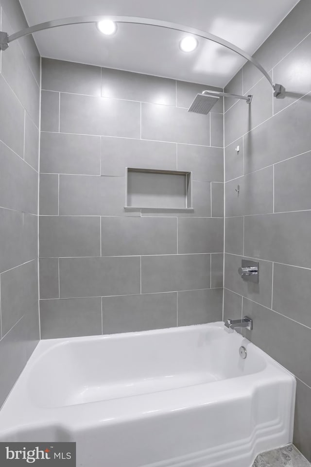 bathroom with tiled shower / bath combo