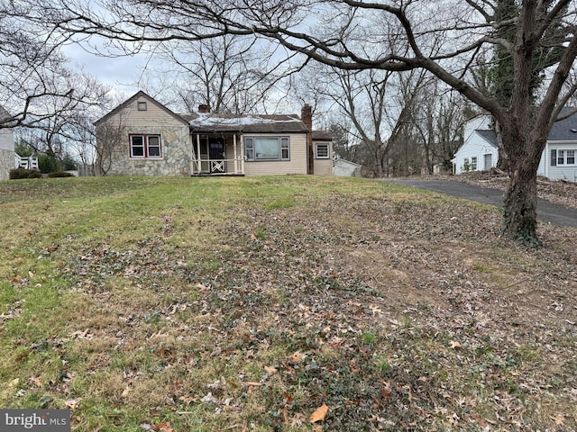 view of front of property featuring a front lawn and covered porch