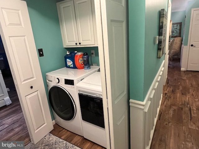 clothes washing area with cabinets, dark wood-type flooring, and independent washer and dryer