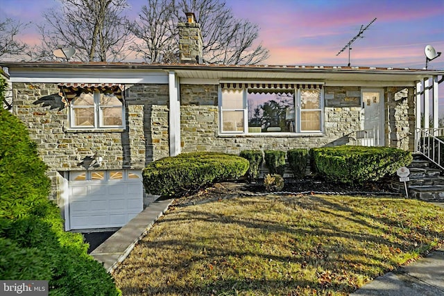 view of front facade featuring a yard and a garage