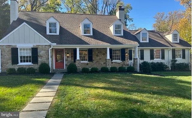 cape cod house featuring a front lawn