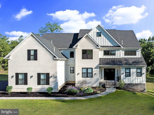 view of front facade with a front yard