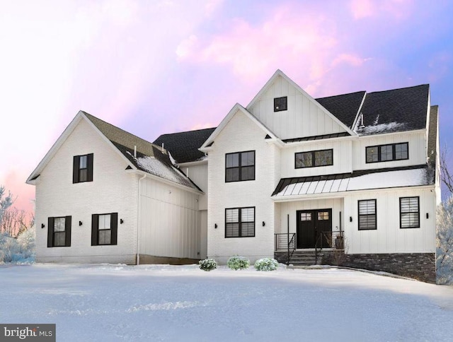 view of modern farmhouse style home