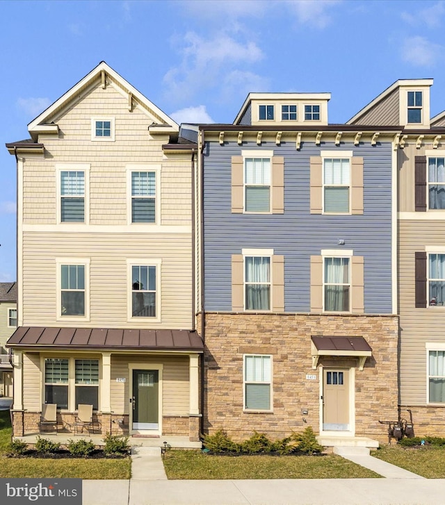 view of front of house with a patio