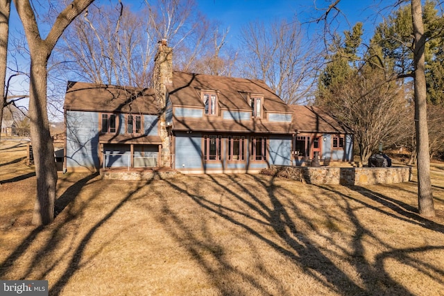 view of front facade featuring a front yard