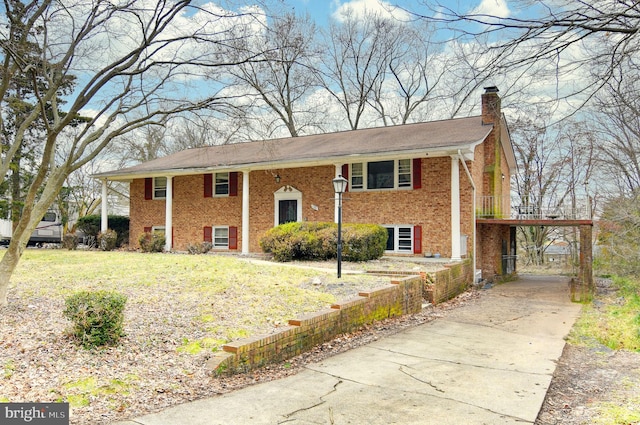 split foyer home with a front lawn