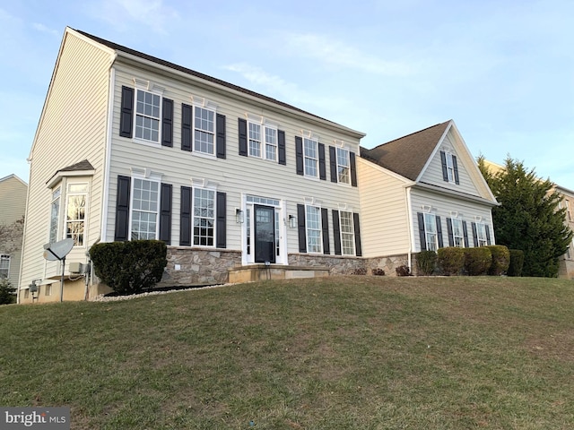 colonial house featuring a front yard