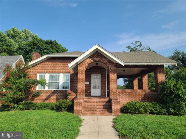 view of front of home with a front lawn