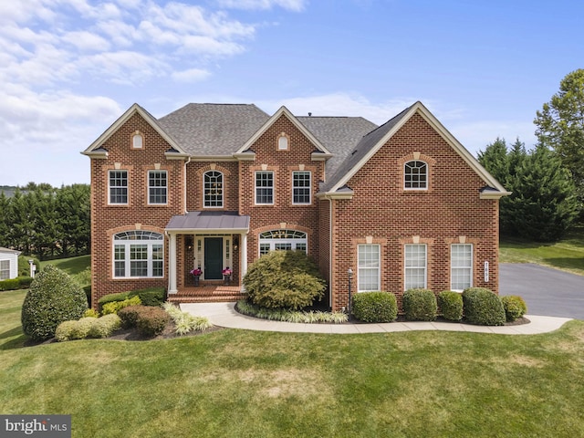 view of front of property featuring a front lawn