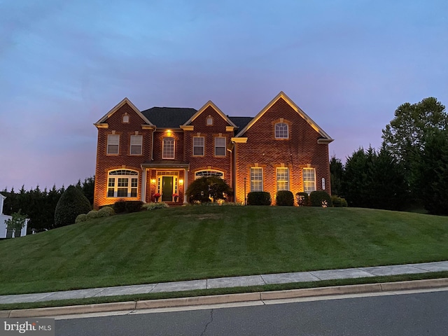 view of front property featuring a lawn