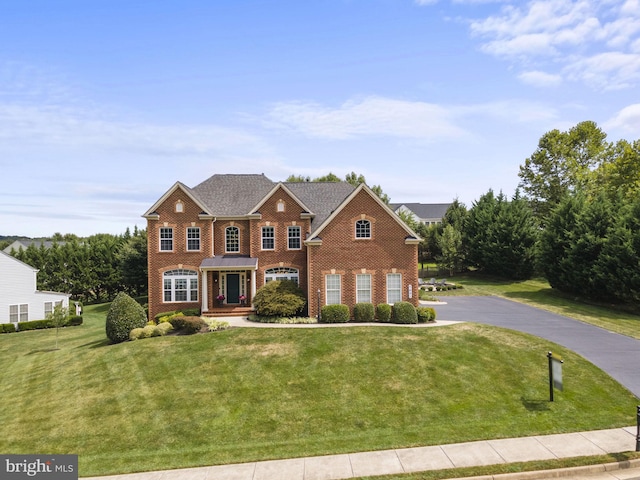 view of front facade featuring a front yard