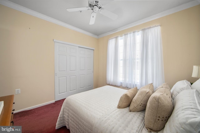 bedroom with a closet, ceiling fan, ornamental molding, and carpet floors