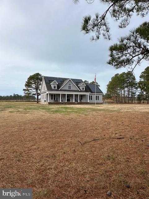 view of front facade featuring a front lawn