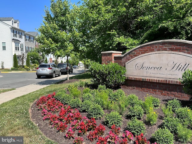 view of community / neighborhood sign