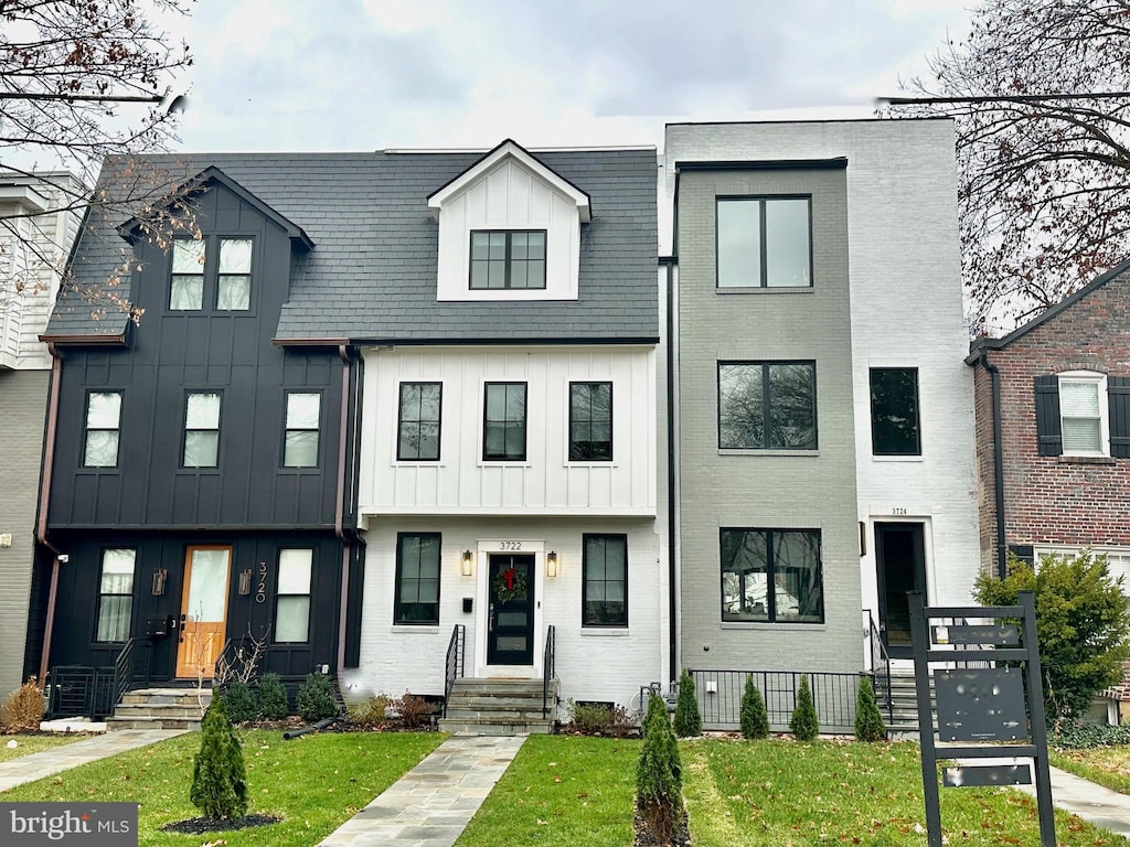 view of front of house with a front lawn