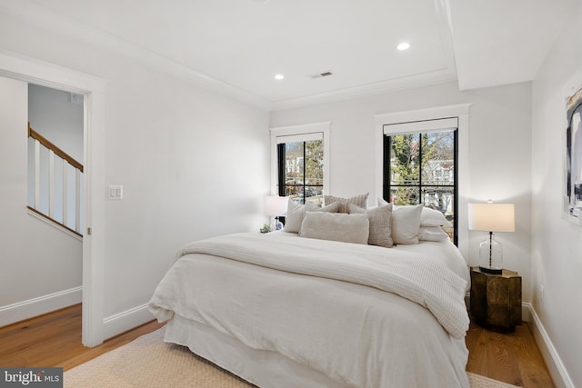 bedroom with light wood-style floors, baseboards, visible vents, and recessed lighting