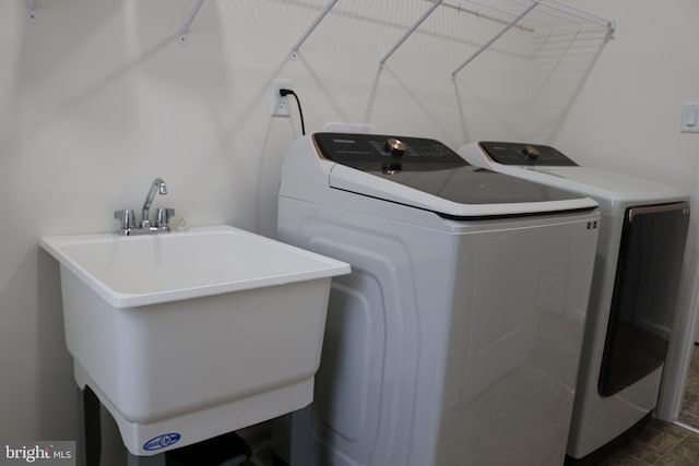 washroom with sink and washing machine and clothes dryer