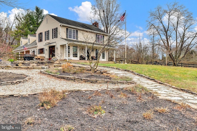 view of front of property featuring a front lawn