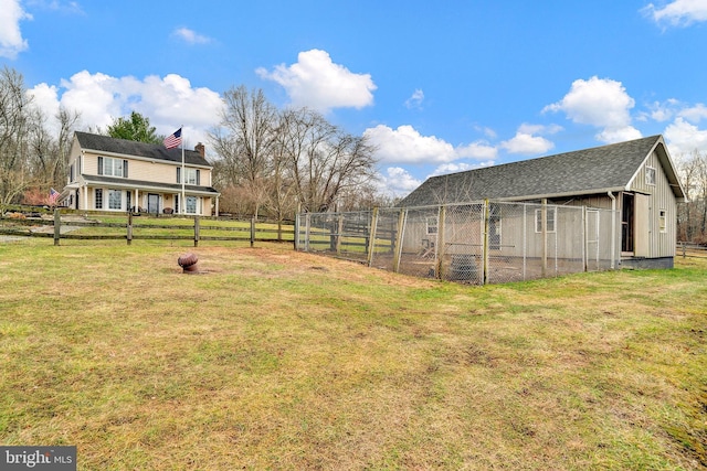 view of yard featuring an outbuilding