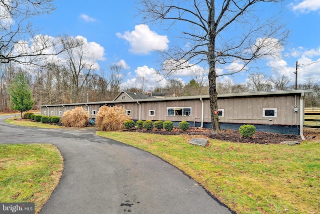 view of front facade featuring a front lawn