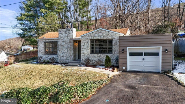 view of front facade featuring a garage