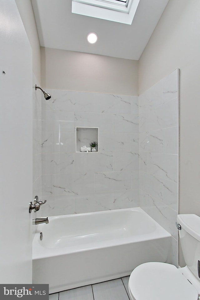 5284 Davis Ford Rd, Woodbridge, VA 22192 - full bath featuring toilet, tile patterned flooring, a skylight,  shower combination, and recessed lighting