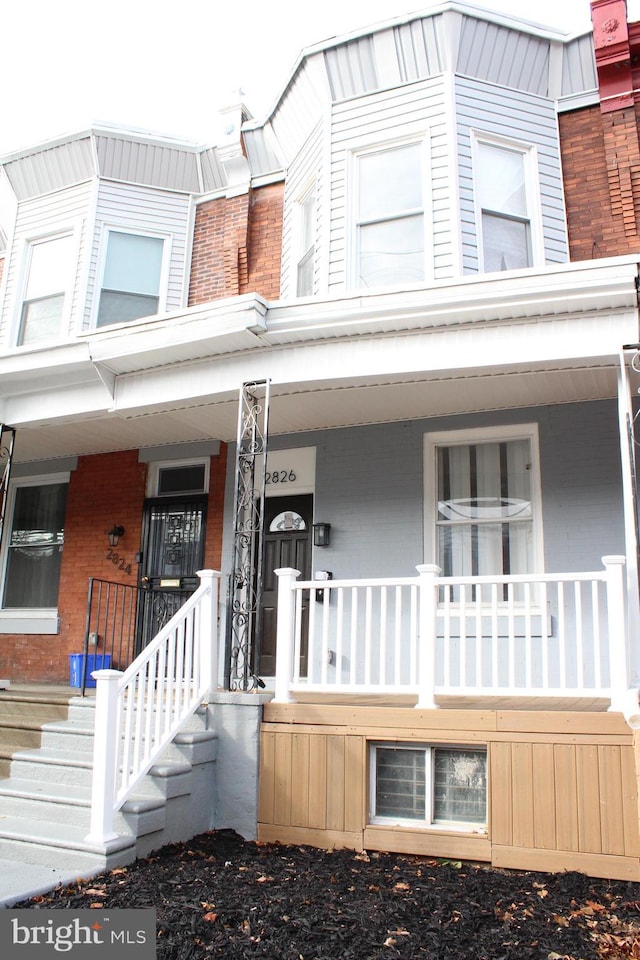 entrance to property featuring a porch